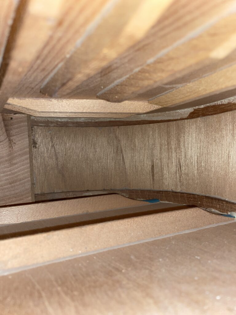 12弦ギターボディ内部