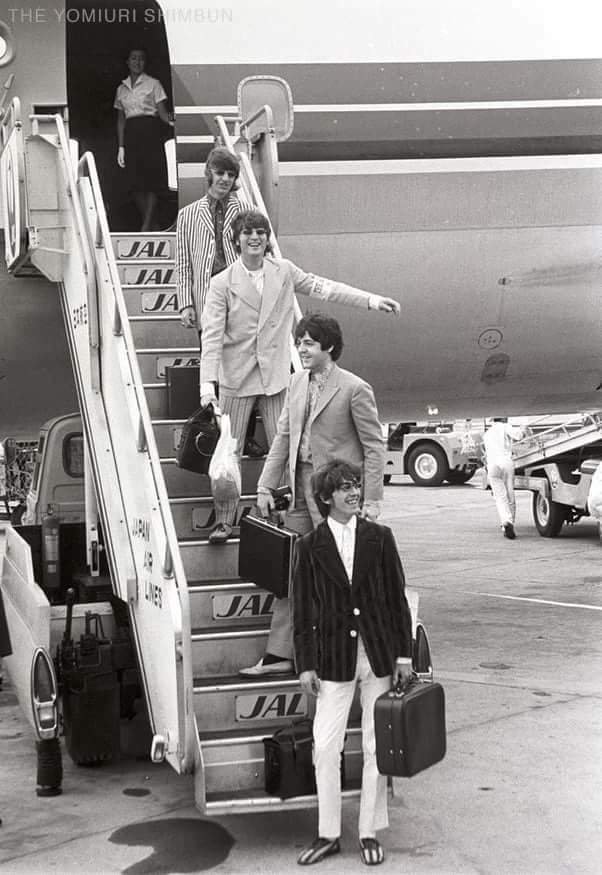 日本を離れるBeatles