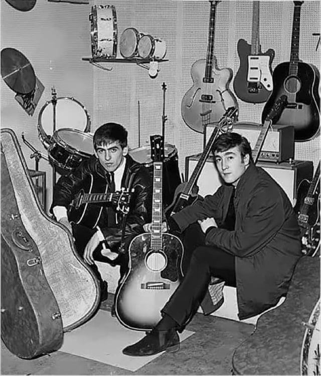 ラッシュワース楽器店でのJohn LennonとGeorge Harrison