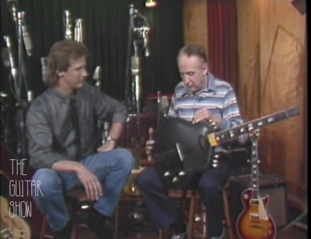 ヘッドレスギターを披露するLes Paul