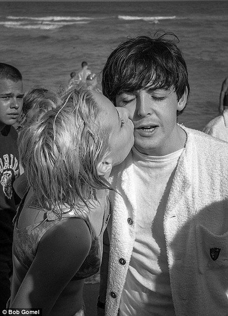 女の子にキスされるPaul McCartney