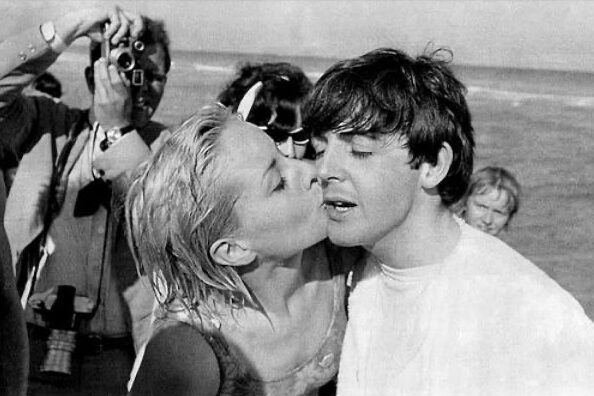 女の子にキスされるPaul McCartney