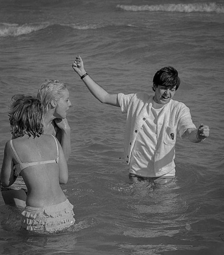 女の子と達と海で遊ぶPaul