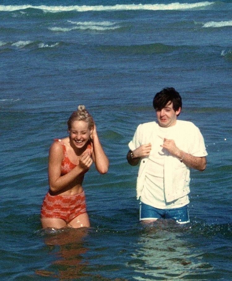 ファンの女の子とPaul McCartney