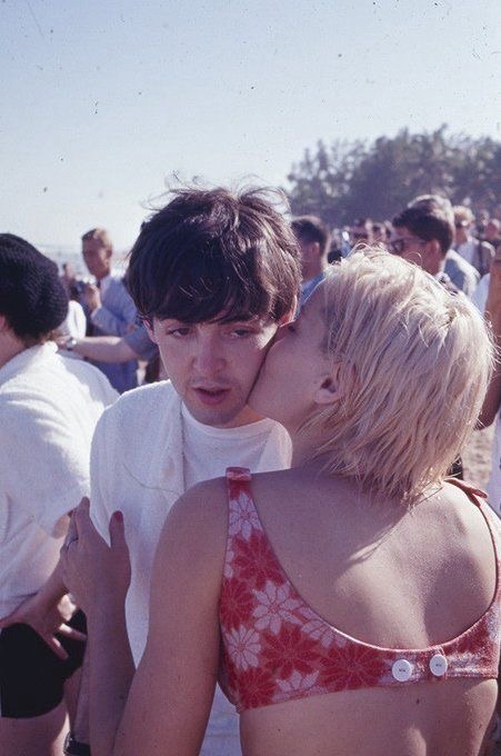 女の子にキスされるPaul McCartney