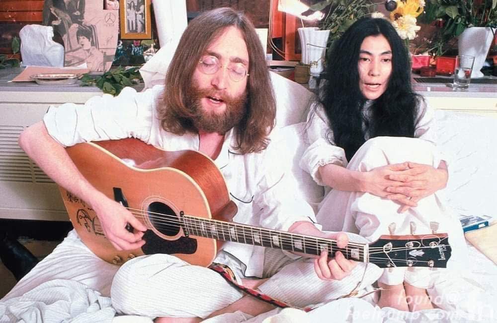 Bed-InでJ-160Eを使うJohn Lennon