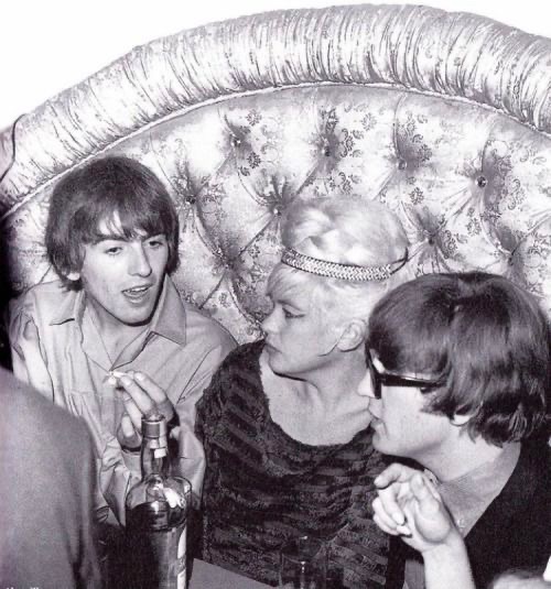 Jayne Mansfieldと話すJohnとGeorge