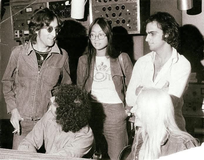 Johnと談笑するJohnny