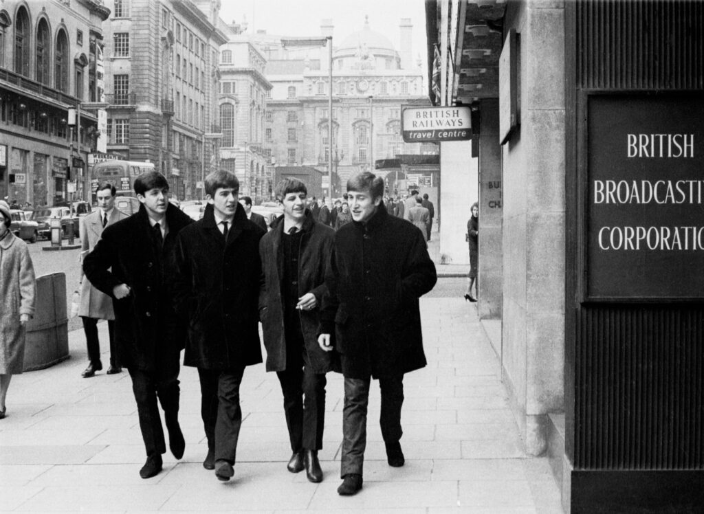 BBC社屋前のBeatles