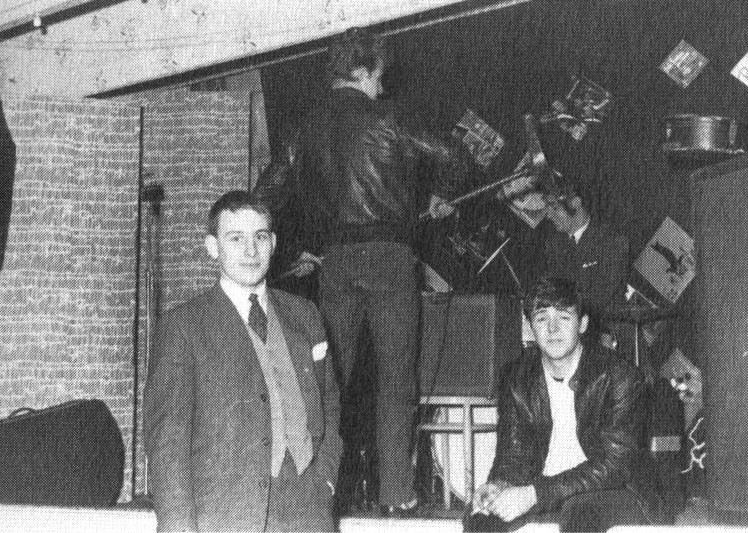 Paulと主催者のSam Leach 後ろでスタンドを持っているのはPete Best