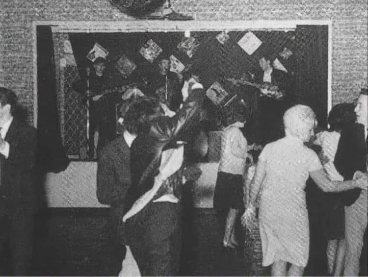 音楽に合わせて踊る客