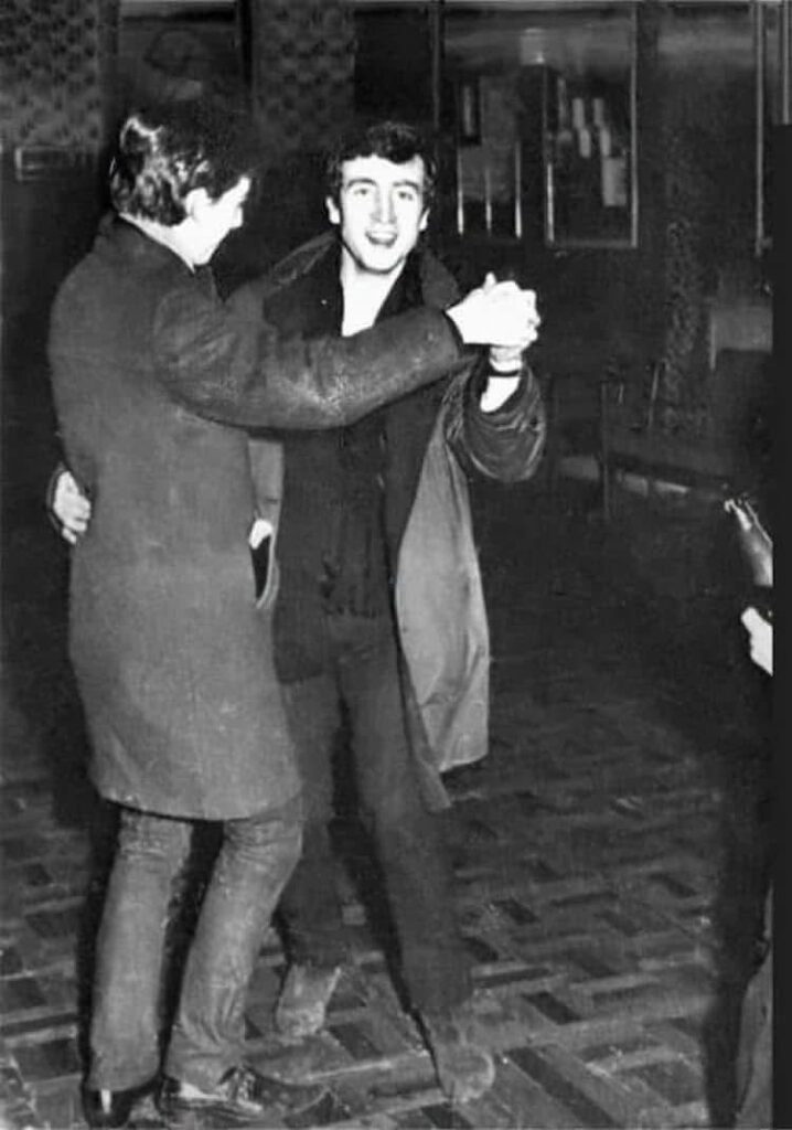 踊るJohnとGeorge
