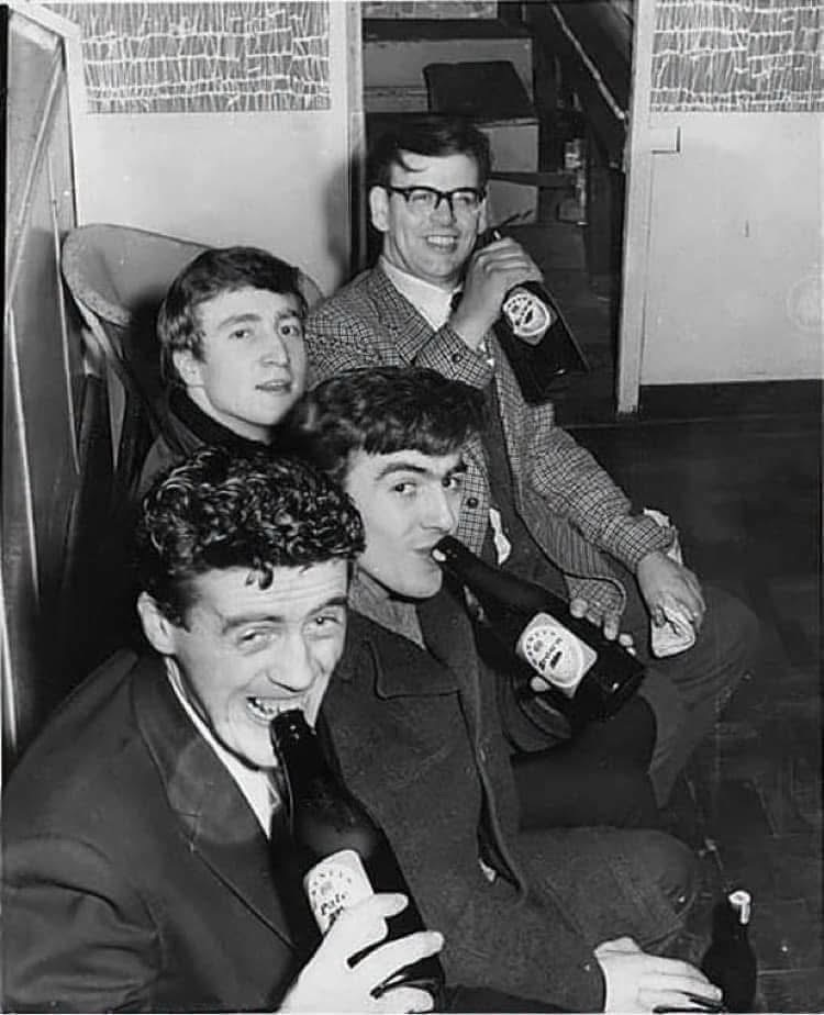 酒を飲んでくつろぐBeatlesと関係者