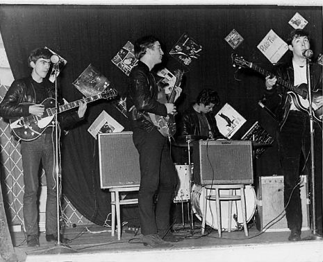 演奏中のBeatles