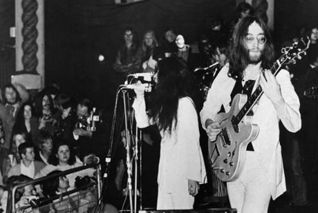 ステージ上のJohn & Yoko