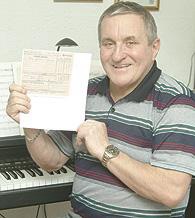Georgeの借用書を手にするIvan Hayward氏