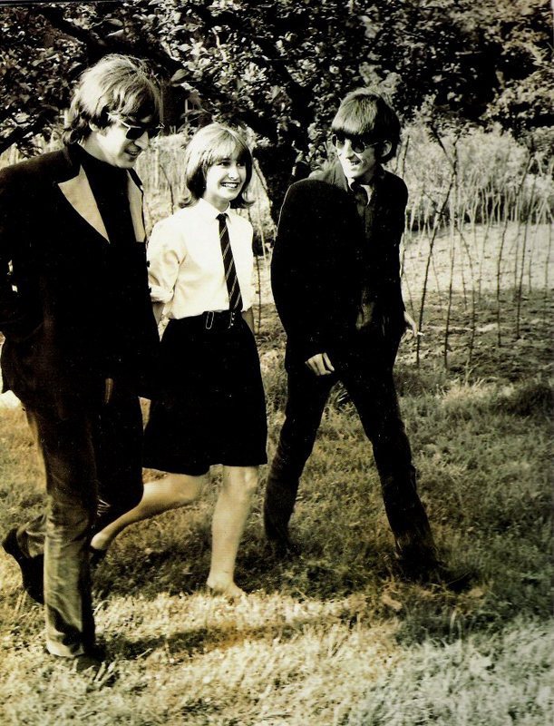 JohnとGeorgeに囲まれるAnne Welburnさん