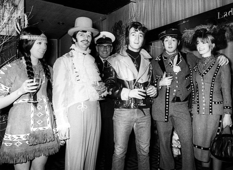 Beatlesの多様な仮装 George夫妻は遅刻したため写真がない