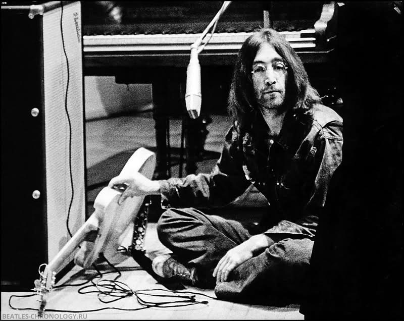 ギターをアンプに近づけるJohn