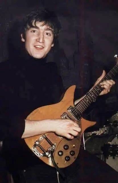 黒くなる前のJohnのRickenbacker