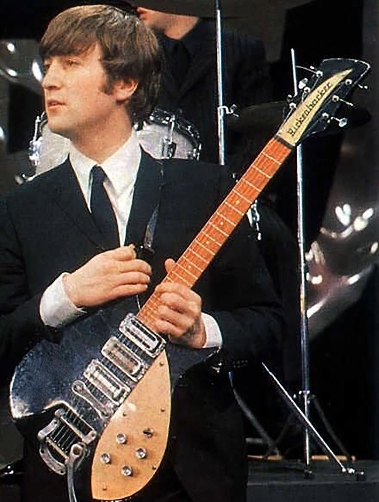 黒くなったJohnのRickenbacker